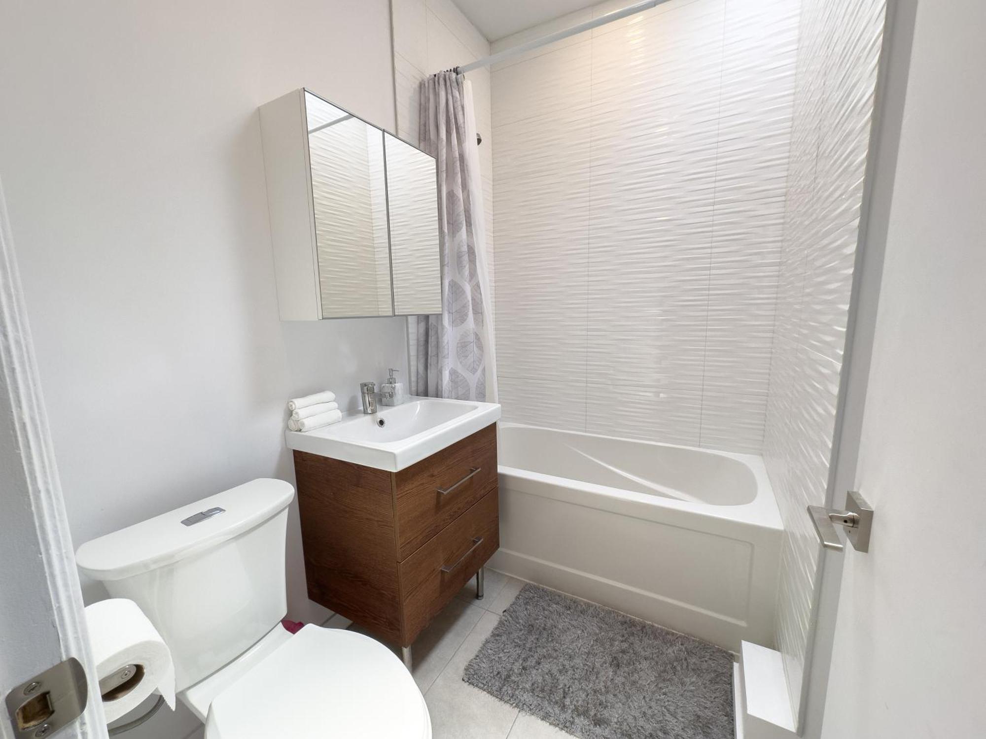Stunning 3 Bedr ~ 2min Walk To Metro Maria Apartamento