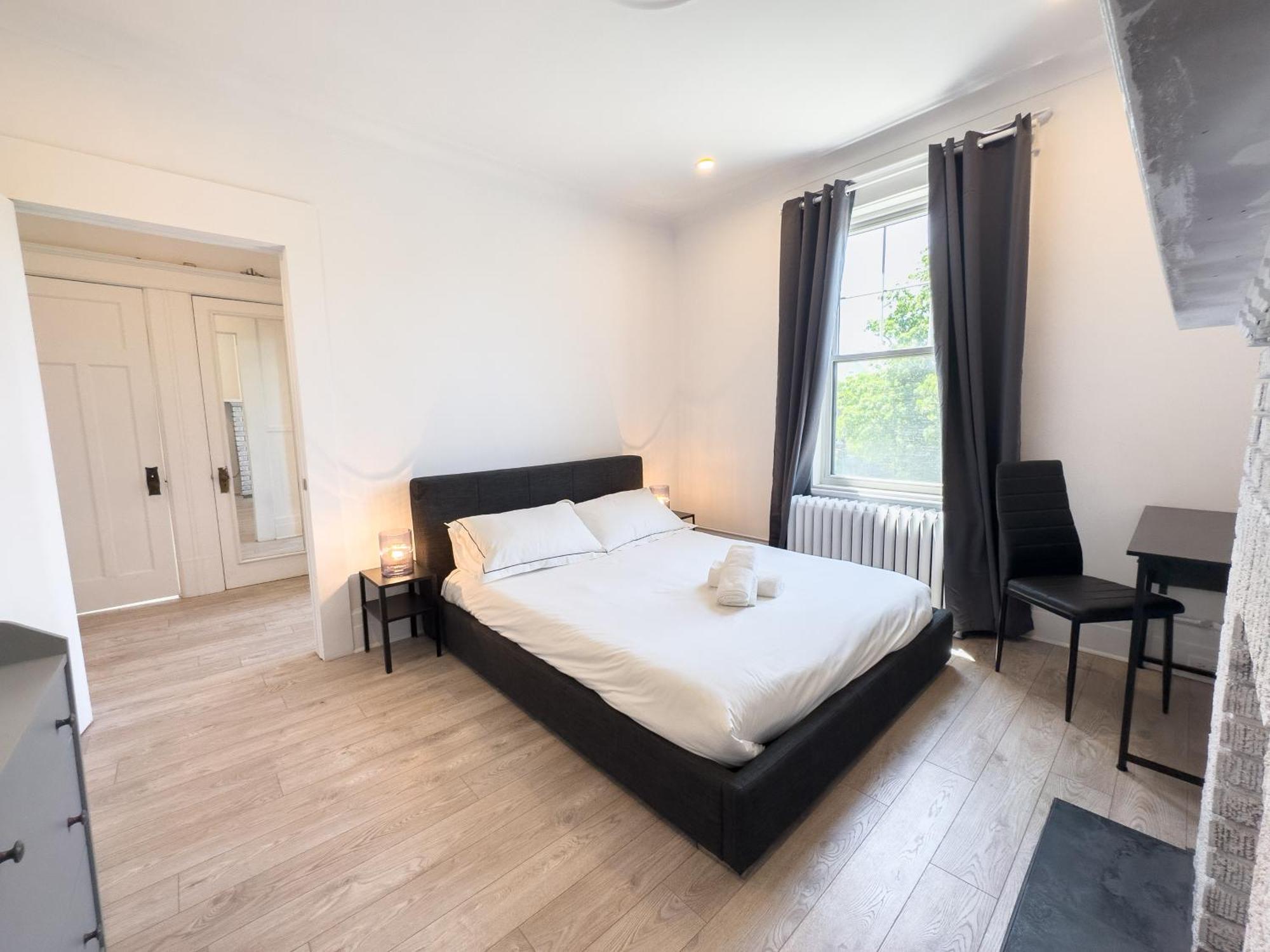 Stunning 3 Bedr ~ 2min Walk To Metro Maria * Montreal