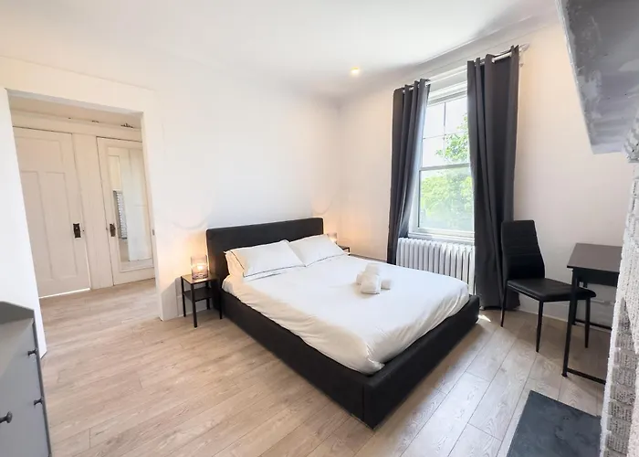 Stunning 3 Bedr ~ 2Min Walk To Metro Villa Maria