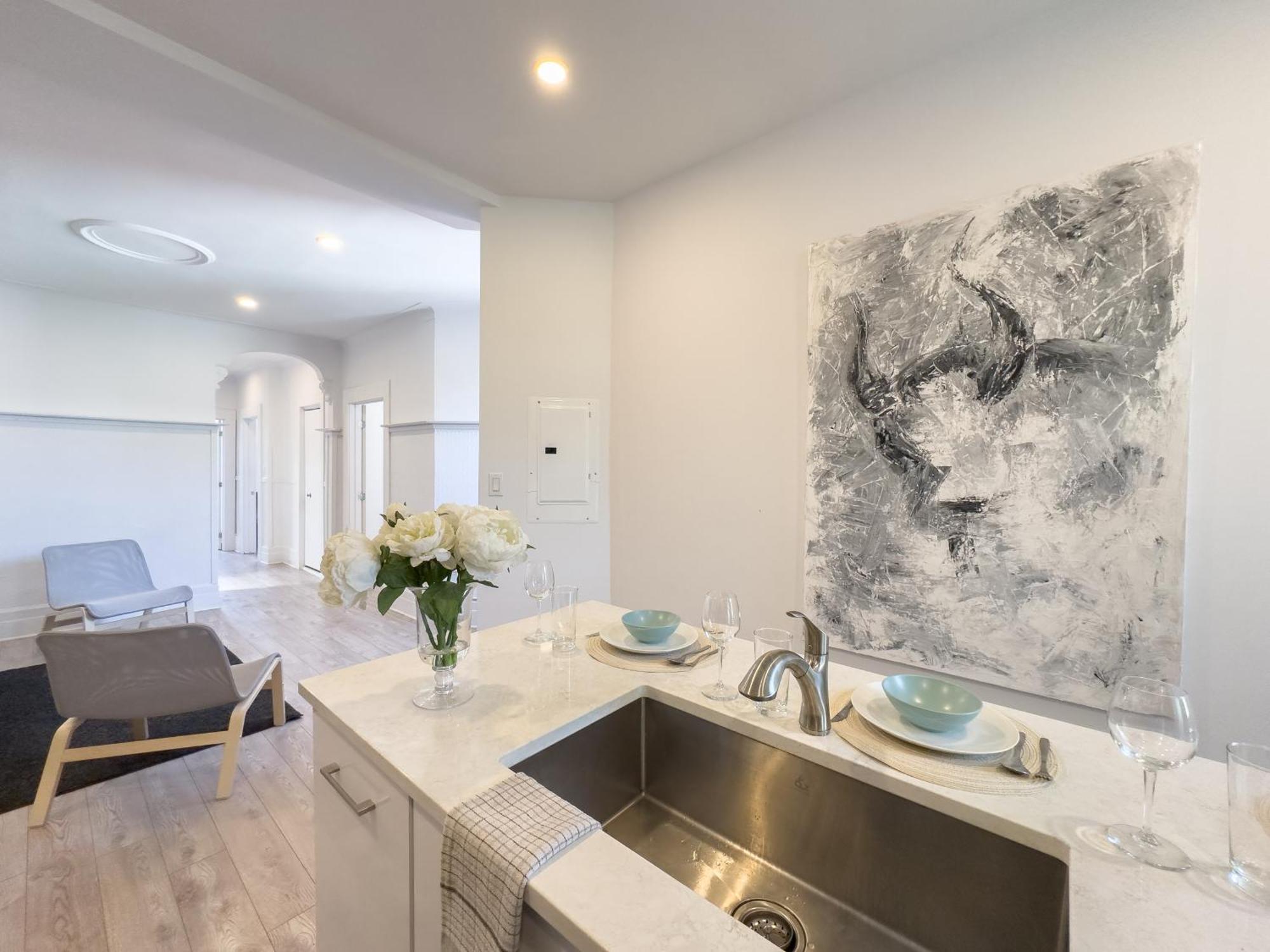 Stunning 3 Bedr ~ 2min Walk To Metro Maria * Montréal